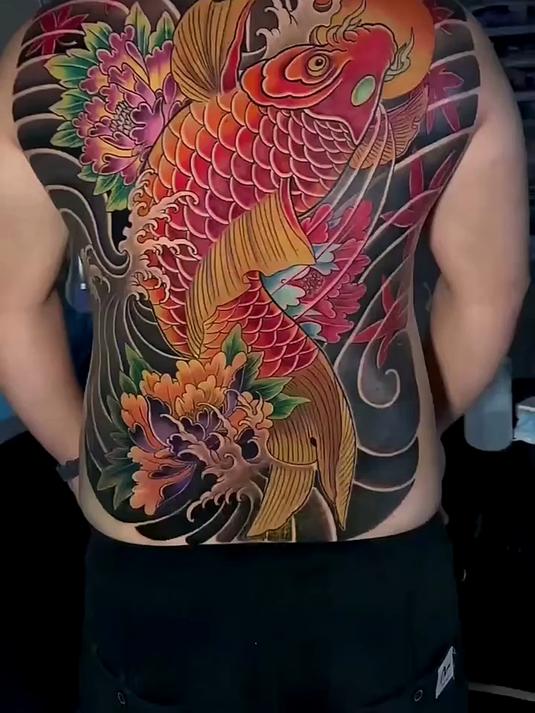大哥满背大鲤鱼纹身,简直太社会了,过程一定很疼吧