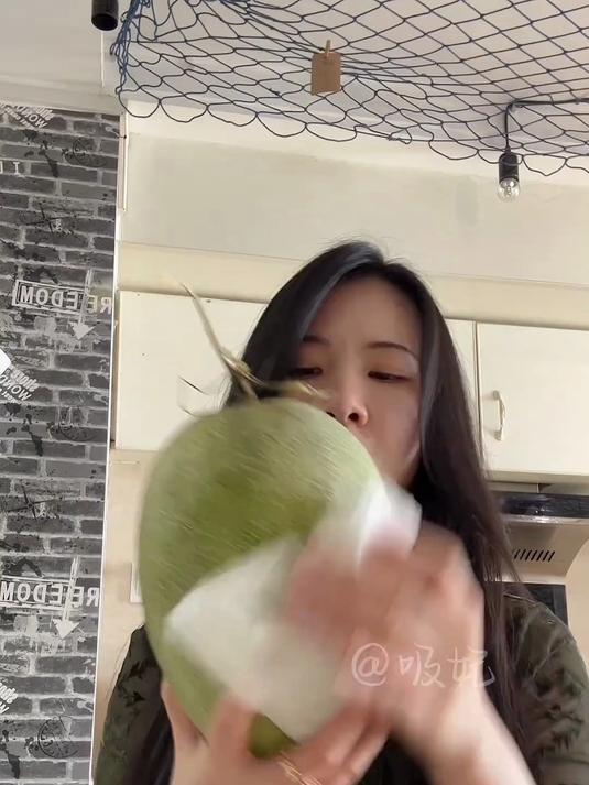 再也不吸哈密瓜了,忒烦,籽多肉硬,还是正常吃吧 哈密瓜 蚂蝗