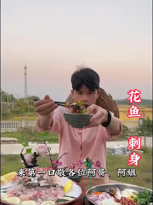 花300包下五亩鱼塘把水抽干,收货俩条大花鱼