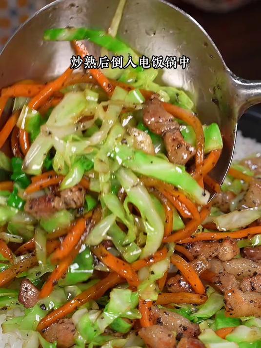 平时炒饭都吃腻了,那就试试这个黑松露包菜饭