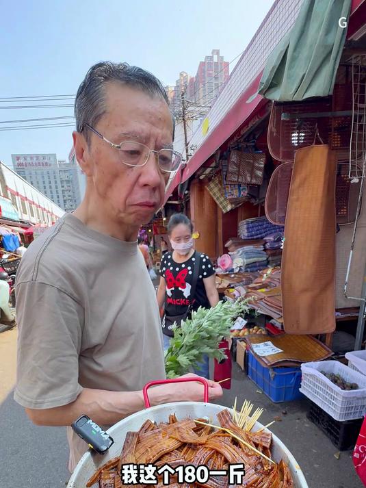zl00后在菜市场移动式摆摊，卖天价黑鸭味素牛板筋，看看爷爷奶奶是什么反应#小吃街 #菜市