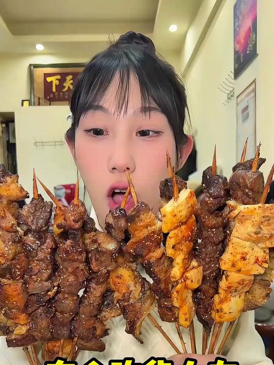 齐齐哈尔宫后夹肉清空库存！老板生怕吃不饱准备了一锅……
