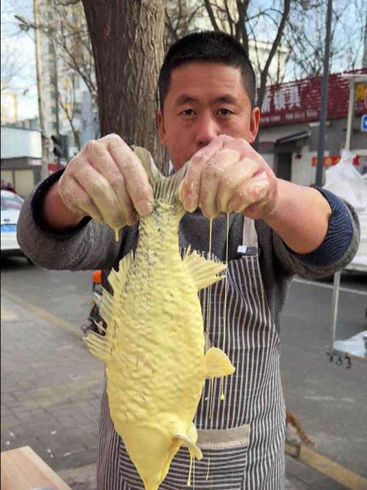 太原小伙街头卖黄河大鲤鱼,一条2斤重,先炸后炖32.8一条