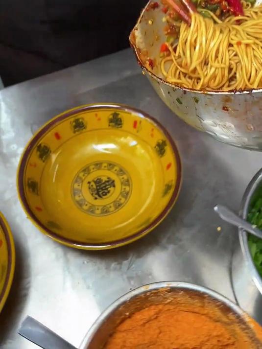 南昌街头挖到宝!3 元双椒猪油拌面香到跺脚,这波血赚!