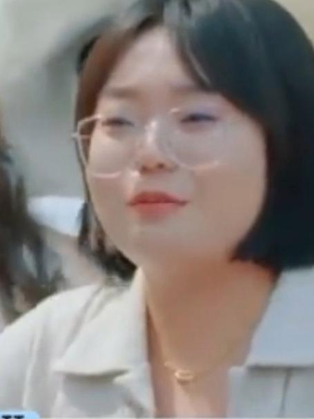 李雪琴切菜切到手,宋妍霏陈瑜忙前忙后,全方位照顾她丨桃花坞