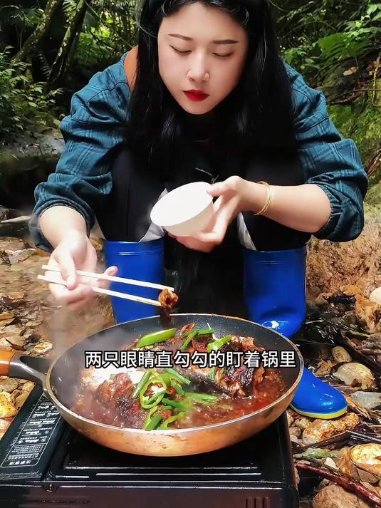 给媳妇烧生态鱼吃,又放了条石斑鱼和七星鱼进去!