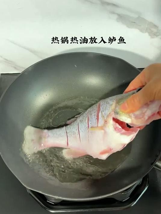 吃腻了清蒸鲈鱼，一定要试试这个红烧鲈鱼！做法简单好吃又下饭鲈鱼