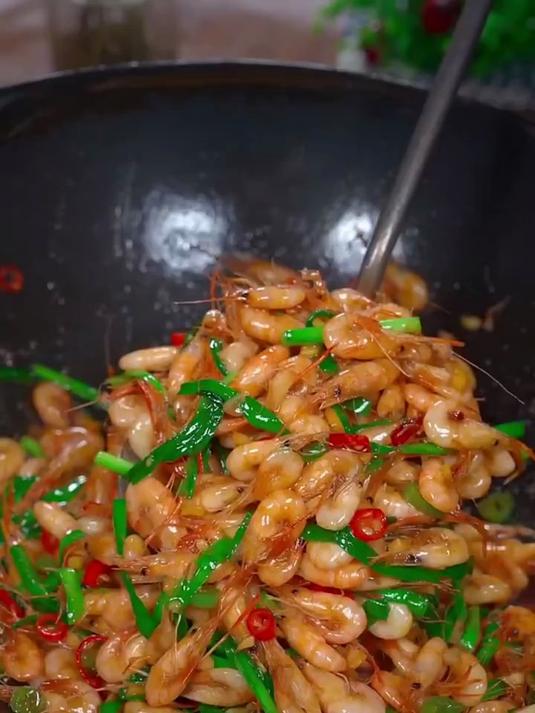 小河虾买回来像我这样做 做法简单 鲜美又下饭 真的是太好吃了