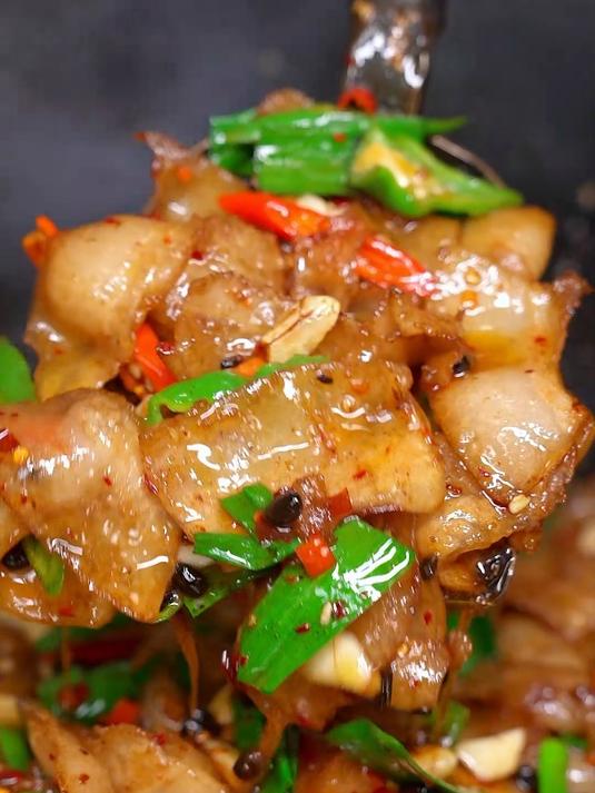 爱吃回锅肉的一定要知道这道蒜苗回锅肉的家常做法,简单方便好吃