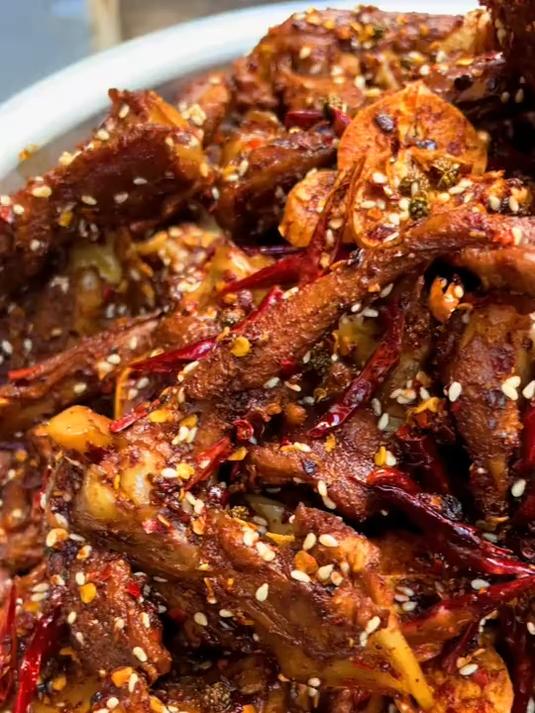 在家做的麻辣鸭架香香辣辣,空闲吃吃解解馋!