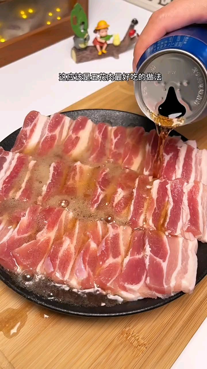 空气炸锅也能做出美味烤肉了,自己在家就能做的烤五花肉