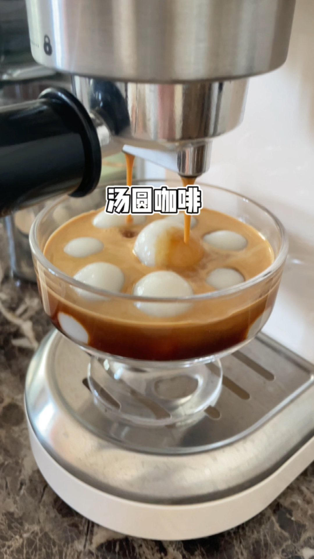 黑芝麻汤圆加浓缩咖啡这个搭配真的可以锁死,敲击好吃!