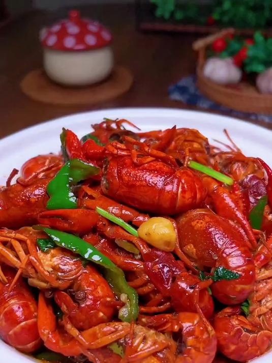 很多人认为小龙虾就是饭店的好吃，学会了这个家庭版油焖小龙虾