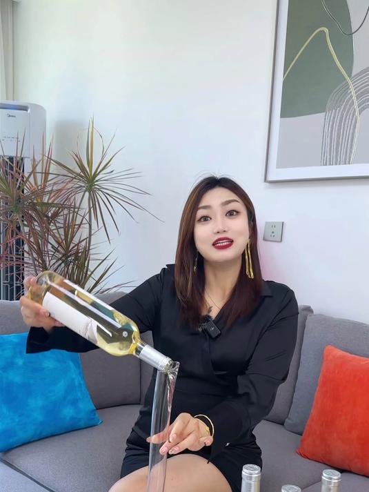 夏天就是喝白葡萄酒的最佳季节!一定要冰镇冰镇再冰镇