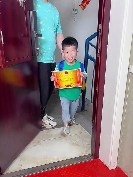 孩子奖状要好好保留呀，收纳起来就不会丢啦，想看就看真方便！