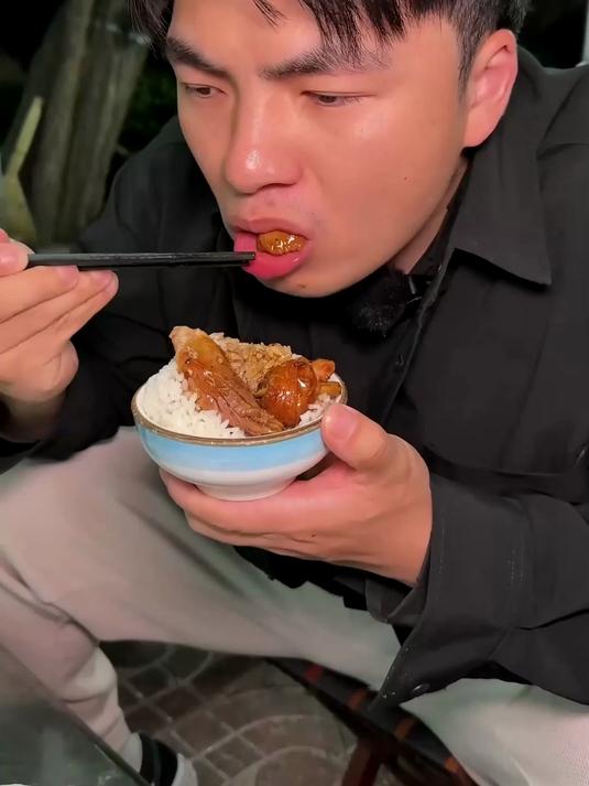 花456在临沂吃炒鸡,酱香味十足!煎饼卷大葱到底咋吃啊?