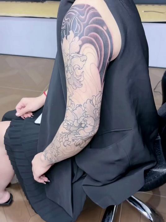 气质女孩花臂上色,以前的图案不是太好看