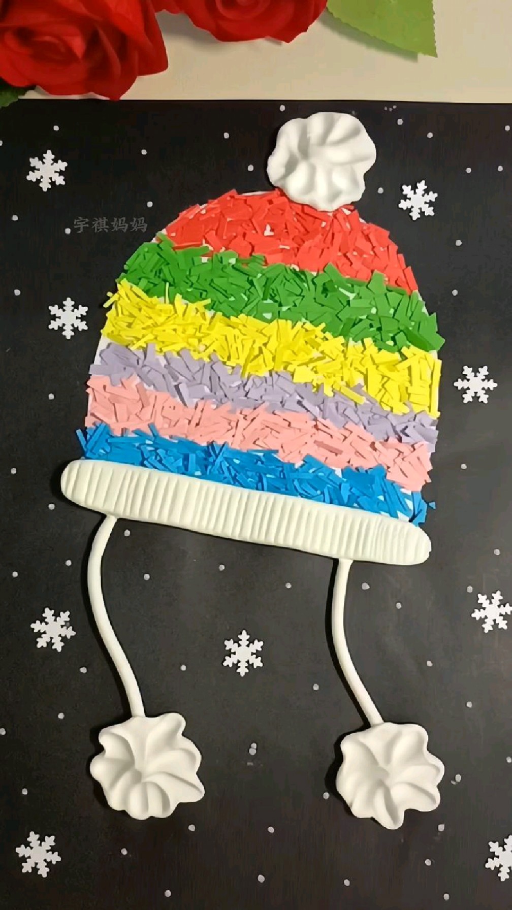 做手工剩下的卡纸,不要扔掉浪费哦。把剩下的卡纸剪成碎片,今天拿来做顶彩色的帽子吧
