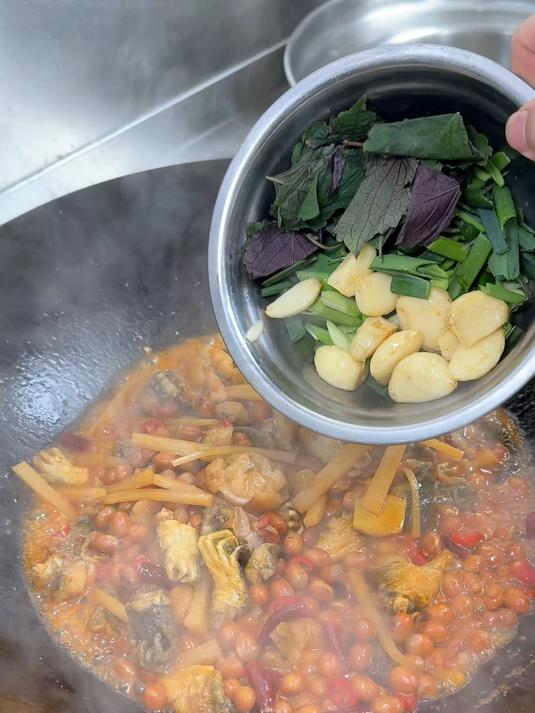 给大家分享一道我们广西这边的特色江湖菜，酸笋黄豆焖田鸡