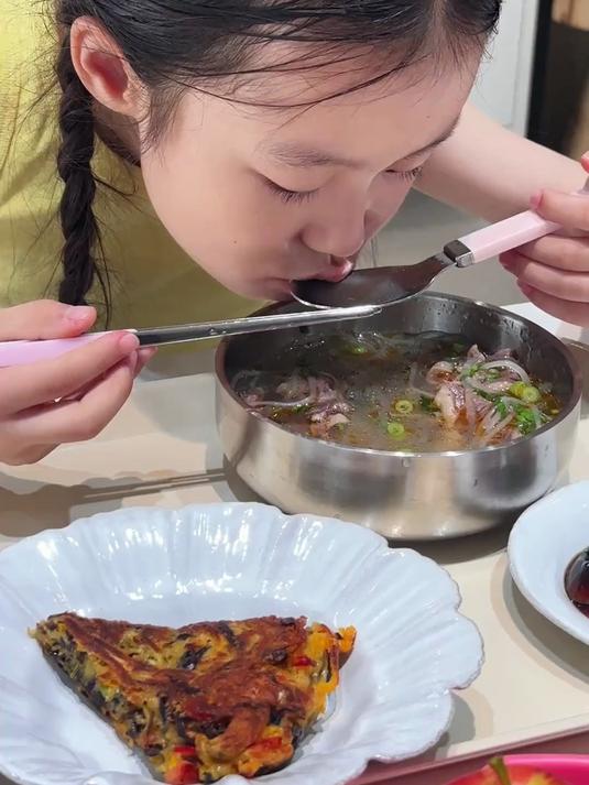 欢迎收看给娃做的不凑合晚餐,昨天中午食谱:牛肉豆芽粉丝汤、~