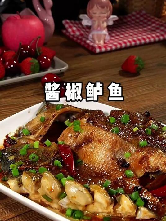 把鲈鱼用开水烫一下再上锅,这种做法很多人没吃过,又嫩又鲜