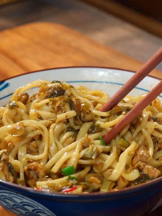 天热了胃口不好,试试这个酸菜小笋打卤面