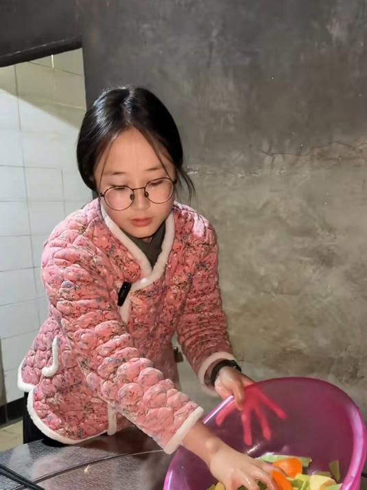 桌子安排上啦,真不错了,保暖又方便,炖上一锅铁锅炖香迷糊了