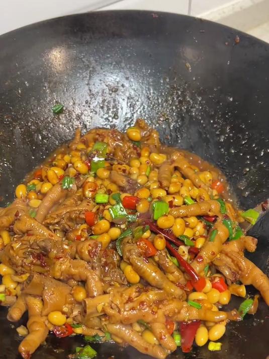 这道黄豆烧鸡爪香香辣辣 软糯脱骨,可好吃啦