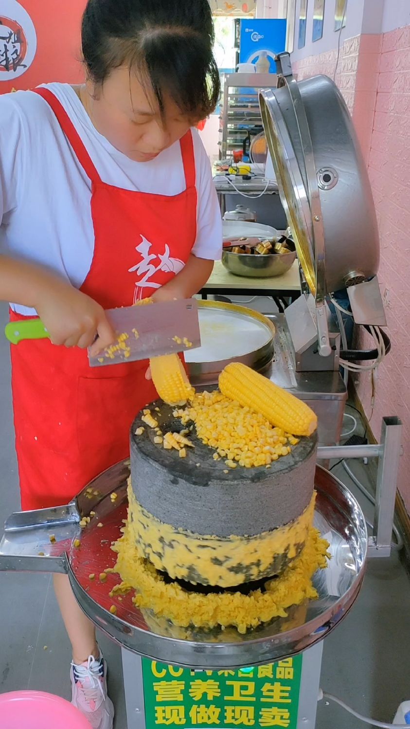 石磨黄金玉米饼,玉米现磨现做,顾客都爱吃