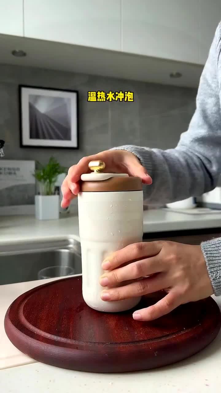 早餐来一杯热乎乎的牛奶红枣燕麦片