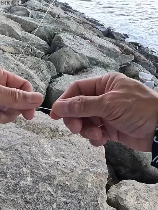 大哥示范怎么在主线上绑上鱼钩线