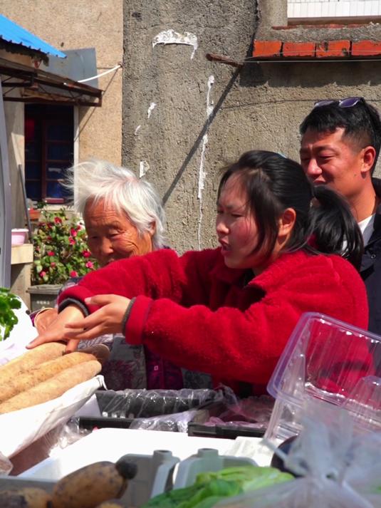 昨天大娘说'来我们村卖菜吧',今天去了才知道,好多老人在家等我