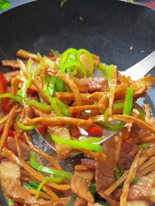 笋干炒肉 下饭届的天花板笋干炒肉，太香太美味啦