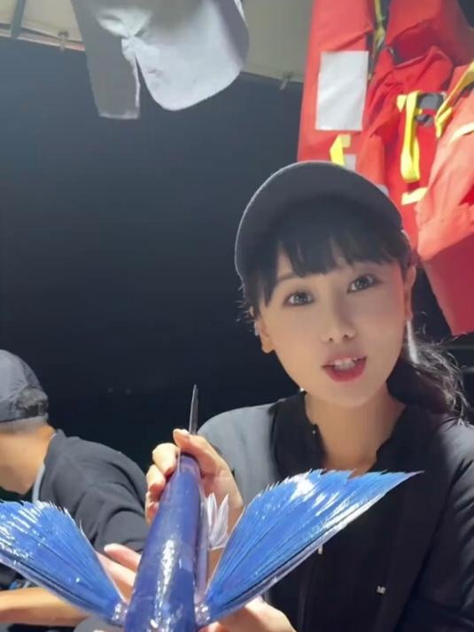 夏天就是要出海去钓鱼才快乐，包个船去钓带鱼
