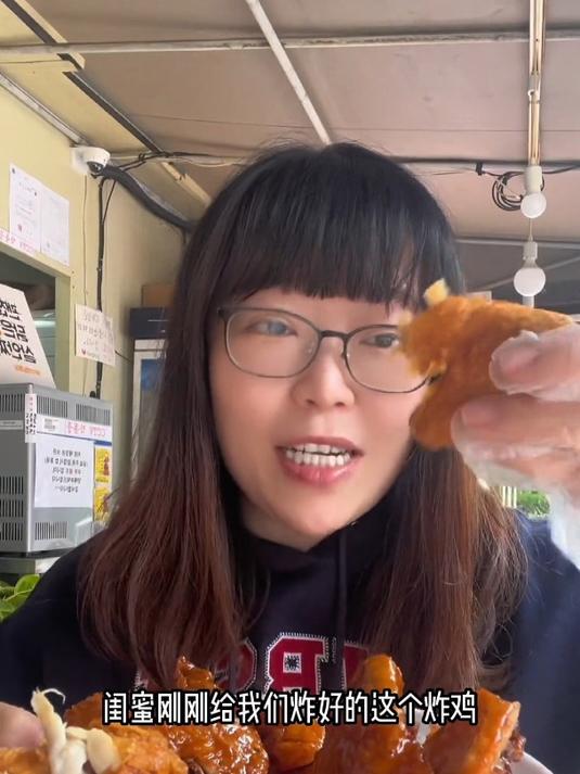 路过闺蜜的炸鸡店被抓进来免费吃炸鸡,真是我路上的绊脚石