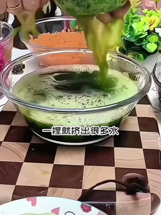 有了这个大开口的蔬菜挤水袋,轻轻一压,挤饺子馅高效又省力