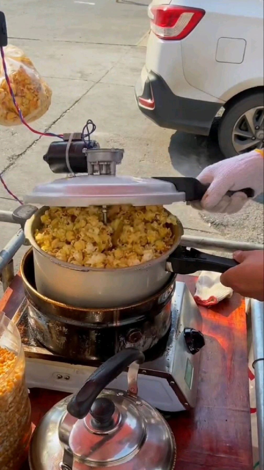 路边摊高压锅压的爆米花,你吃过吗?奶油色的看着好有食欲!
