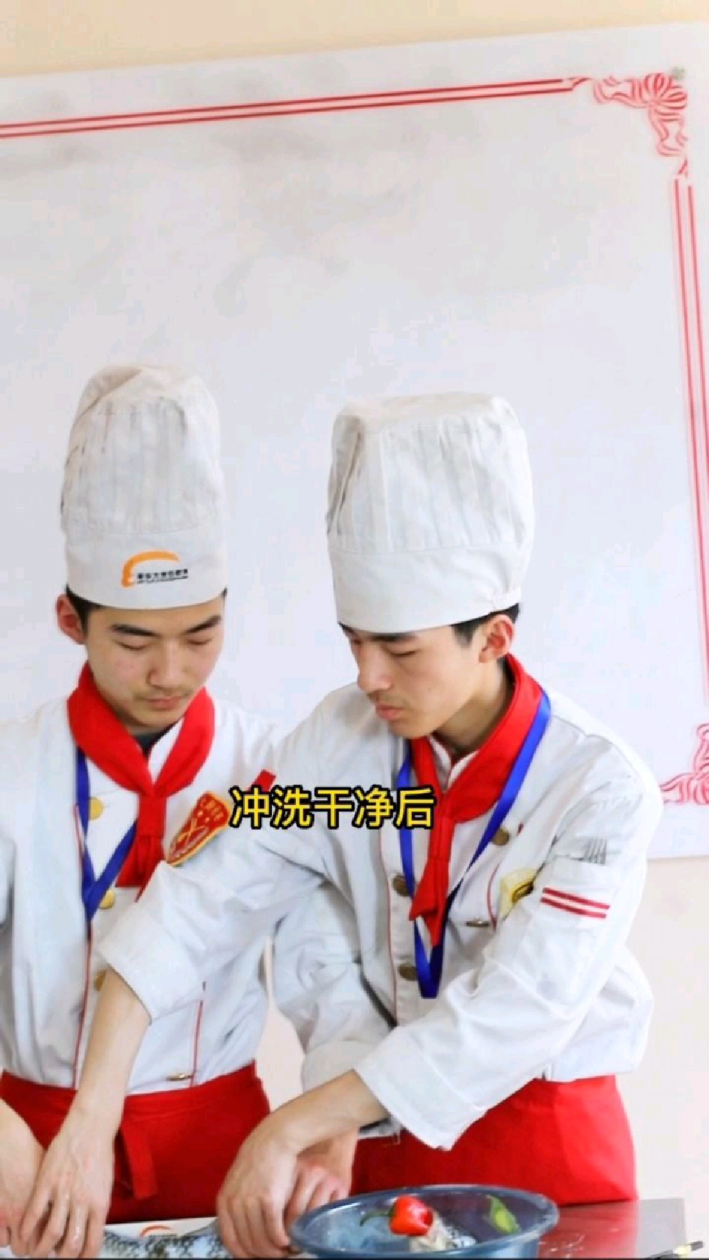 双胞胎兄弟在襄阳新东方烹饪学校学中餐,一起看看他们做的松鼠鱼吧!