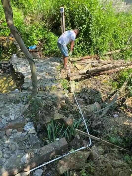 整理鱼池出水口平台，拓宽鹅卵石空间改善环境