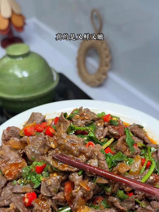 牛肉加入泡椒一起炒又香又好吃,酸酸辣辣的