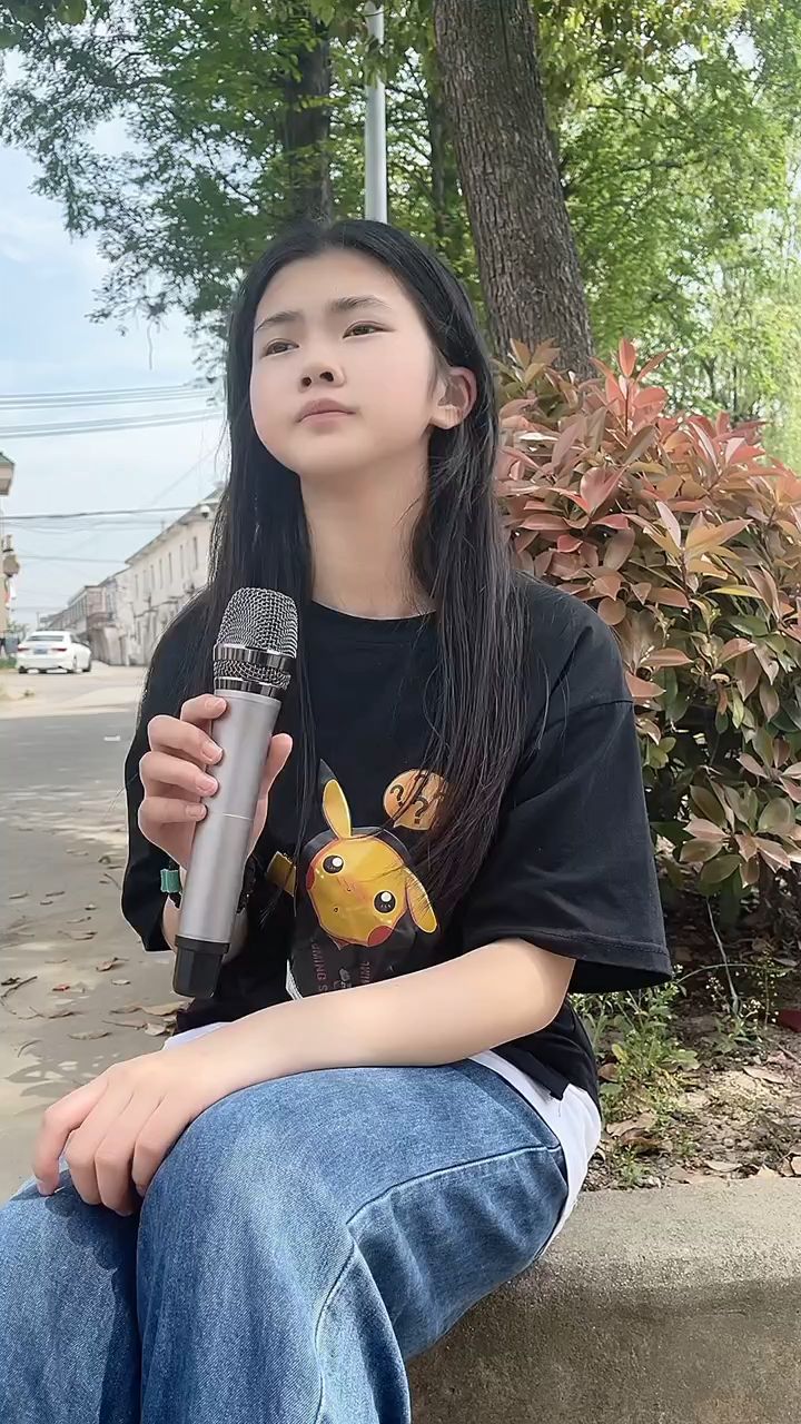 美女深情演唱歌曲《美人鱼》,人美歌甜超好听