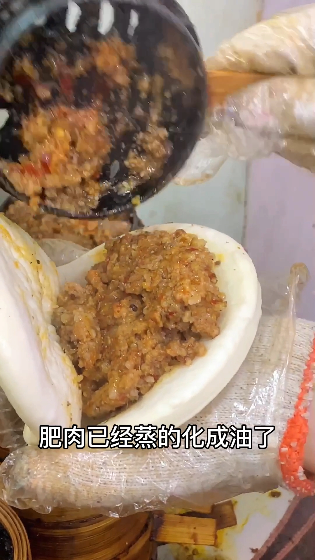 笼笼肉夹馍肥肉化成油,趁热吃软软的很解馋