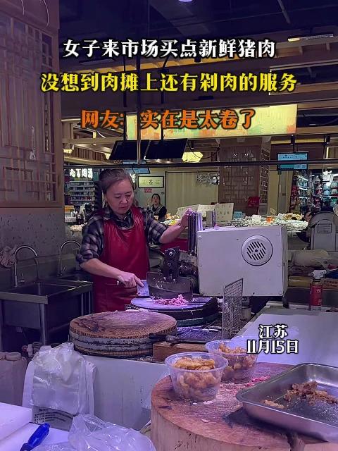 女子来市场买点新鲜猪肉,没想到肉摊上还有剁肉的服务