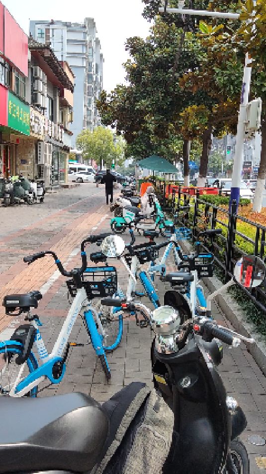 卤滋卤味饭,品种繁多,价格9元起,30多种卤菜随你挑,素菜随便搭配,排骨汤喝到撑!