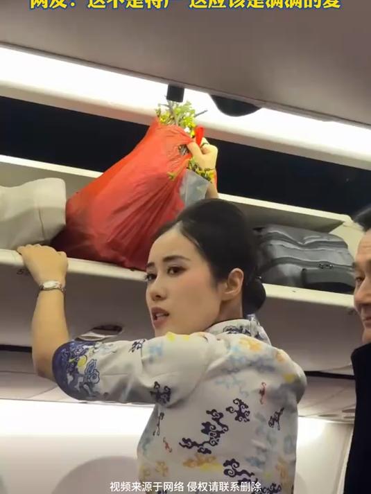 网友坐飞机看到湖北特产红菜苔,空姐:我这趟是上火车了吗