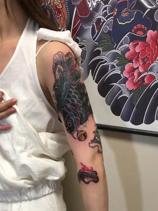 黑灰小鲤鱼胳膊刺青，看起来不是很美观