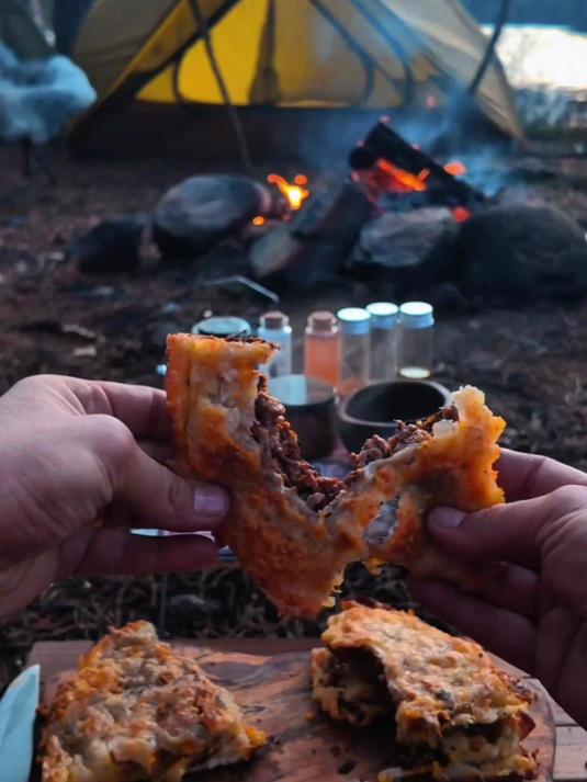 荒野美食家:炭烤鲜肉饼,热量爆棚,这口下去谁能顶得住