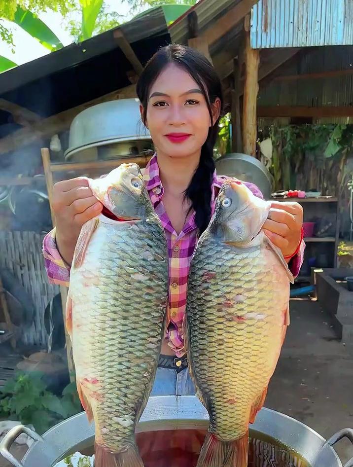 东南亚人都是如何花式吃鲤鱼,把2条带鱼鳞的鲤鱼直接油炸,真香