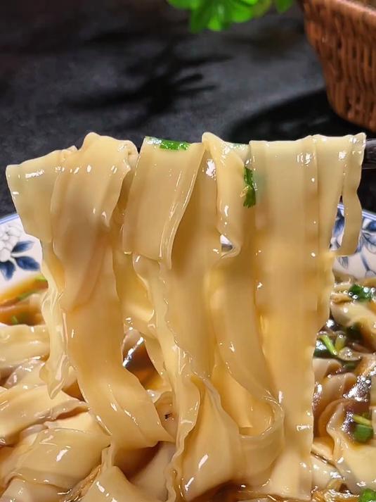 晚上饿了睡不着觉,来一碗铁棍山药清汤面,口感爽滑劲道