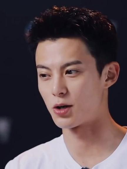 不愧是打过NBA的男人,王鹤棣自信对战任何人都不会输,气场帅炸